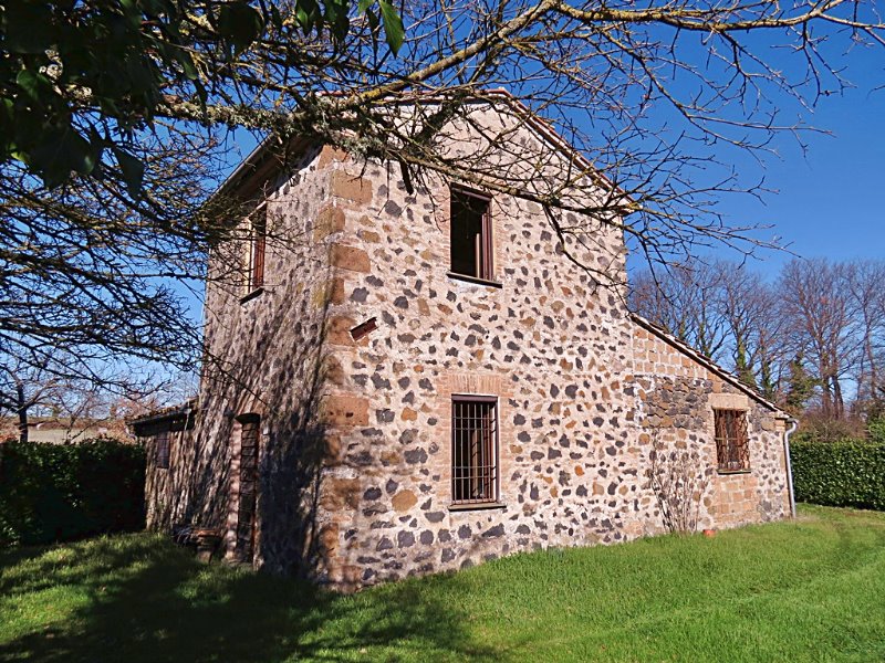 A circa 12 km da Orvieto, in posizione collinare.